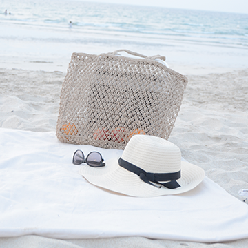 Handwoven jute tote bag. Natural color.